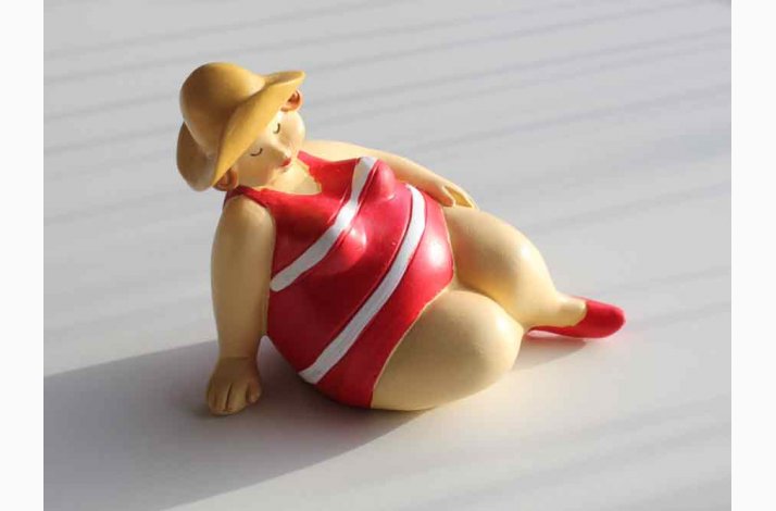 Badedame rd/hvid med hat siddende - figur
