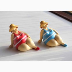 Badedame rd/hvid med hat siddende - figur