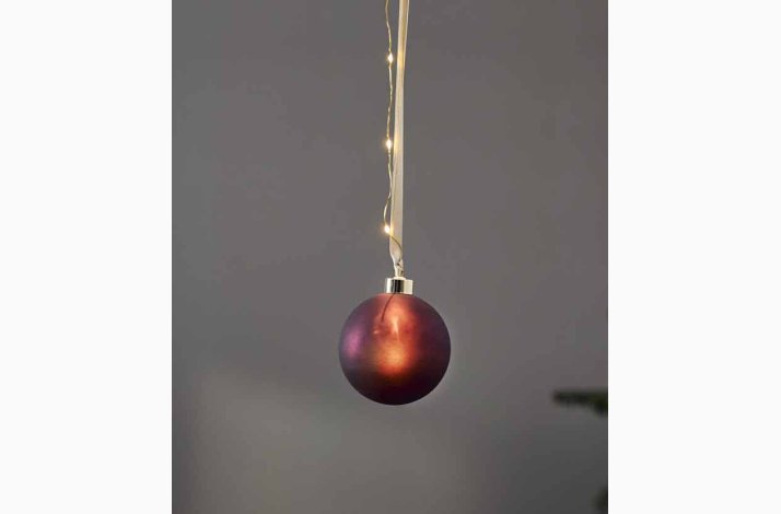 Mat Bordeaux Glaskugle ( 10 CM) med drbelyskde (timer 6/18) op langs dekorationsbndet