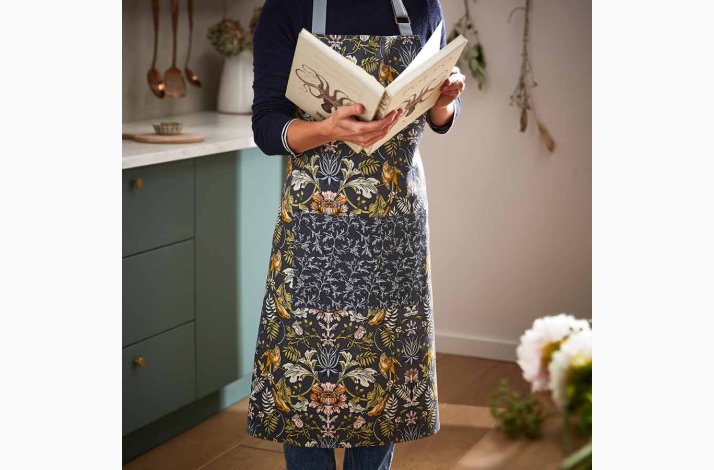 Finch &amp; Flower Forklde i Navy  100% Bomuld, Justerbar og Praktisk  Ulster Weavers