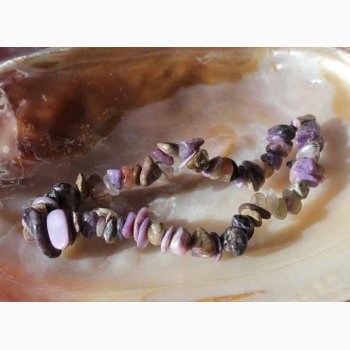 Armbnd med charoite chip - Krystal armbnd