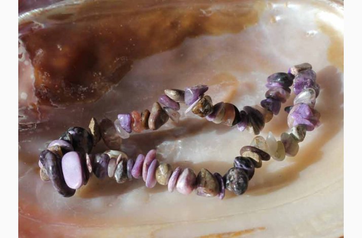Armbnd med charoite chip - Krystal armbnd