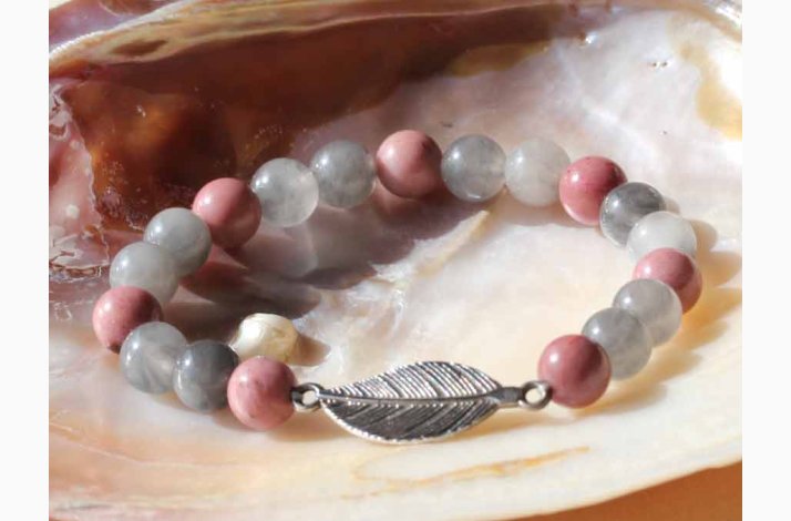 Armbnd/Mala med rhodonit/ gr kvarts kugleformede og med fjer - Krystal armbnd