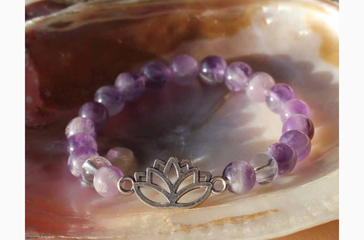 Armbnd med Ametyst og bjergkrystal og Lotus Blomst charm - Krystal armbnd