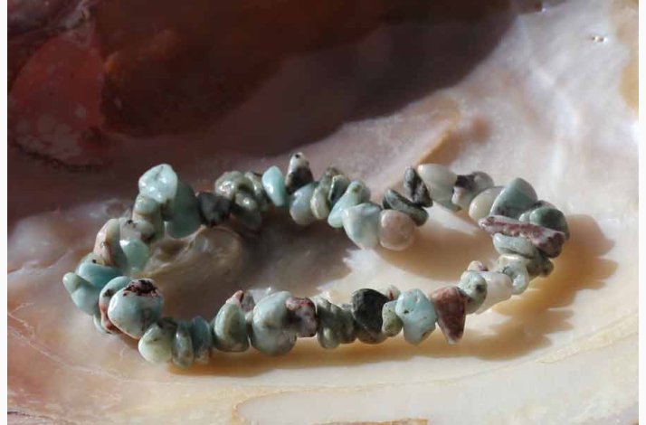 Armbnd med Larimar chip i elastik - Krystal armbnd