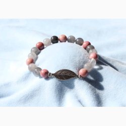 Armbnd/Mala med rhodonit/ gr kvarts kugleformede og med fjer - Krystal armbnd