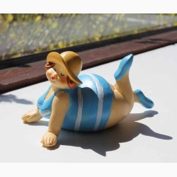 Badedame bl/hvid med hat liggende - figur