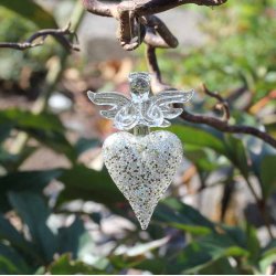 Engel p hjerte i glas, guldglimmer/sortglimmer/hvidslv glimmer, med ophng. H:7 cm, (3 stk. i pk).