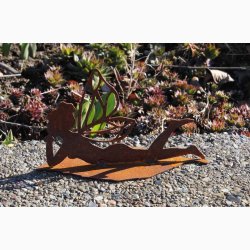 Fe liggende p blad  i jern med rustrd patina L:16 cm