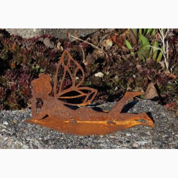 Fe liggende p blad  i jern med rustrd patina L:16 cm