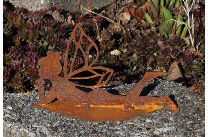 Fe liggende p blad  i jern med rustrd patina L:16 cm