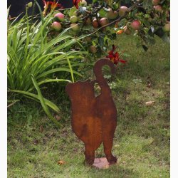 Kat som kigger op p plade i jern med rustrd patina H:46 cm