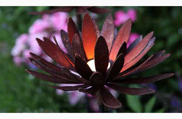 Krysantemum i jern med rustr�d patina H:114 cm, stk. pris
