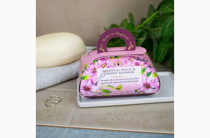 Fast h�nds�be gave�ske � Oriental Spice &amp; Cherry Blossom, Kirseb�rblomst  � 260 g � The English Soap Company
