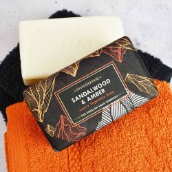 Hndsbe Radiant Sandalwood &amp; Amber (Sandeltr), 190 g  The English Soap Company  Mnd