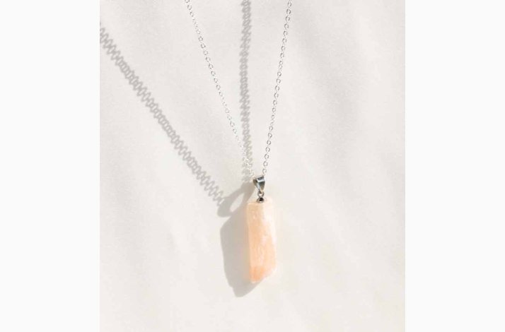 Orange selenite med metalje - krystal vedhng