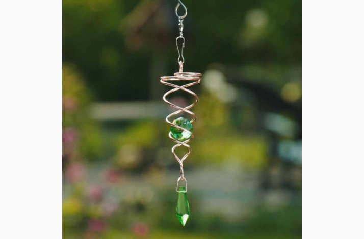 Vindspinner i kobberfarvet stl/glas med 1 facetslebet glaskugle (Grn) og grn prisme H: 16 cm