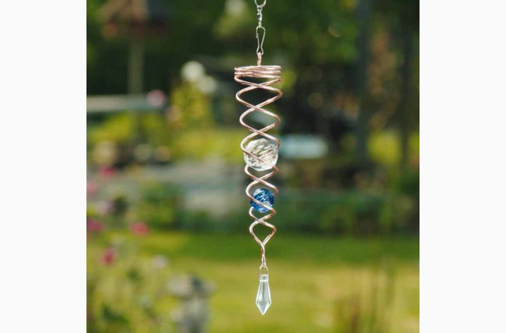 Vindspinner i kobberfarvet stl/glas med 2 facetslebet glaskugler (Bl og Klar) H: 24 cm