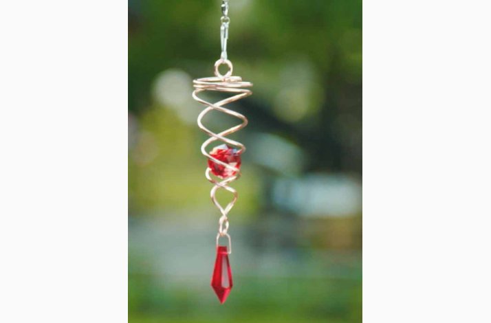 Vindspinner i kobberfarvet stl/glas med 1 facetslebet glaskugle (Rd) og rd prisme H: 16 cm