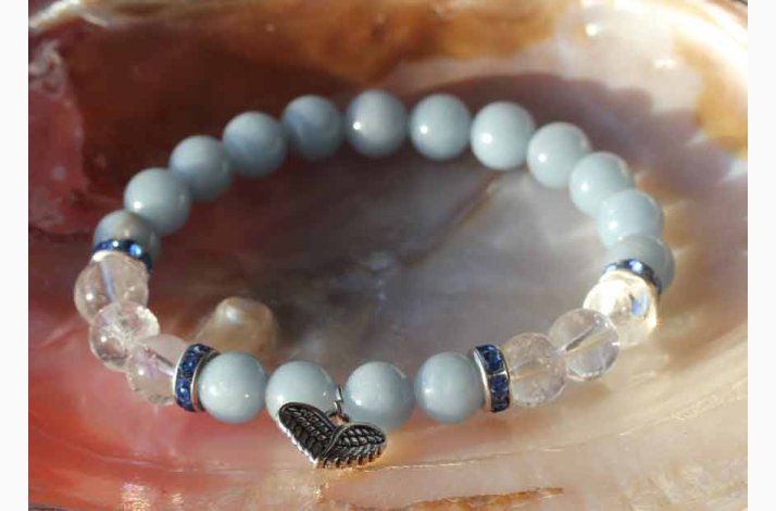 Armbnd med Angelite og hjerteformede englevinger - Krystal armbnd