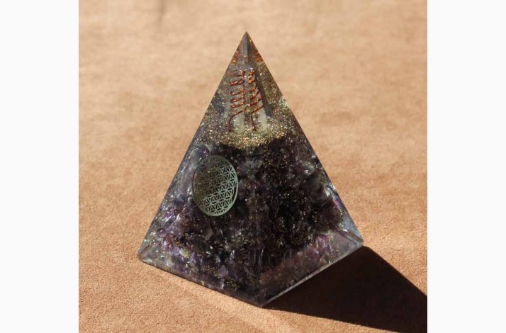 Orgonit Pyramide ametyst med livets blomst 5 x 5 x 8 cm