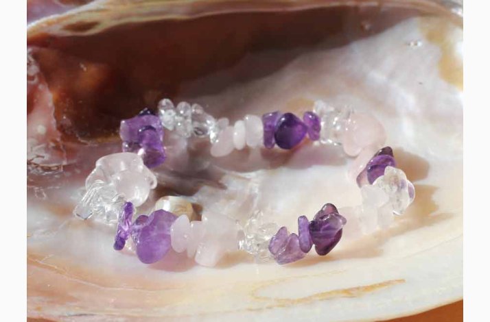 Armbnd med Ametyst, bjergkrystal og Rosakvarts chip - Krystal armbnd