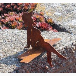 Badedame siddende p kant i jern med rustrd patina H:15 cm