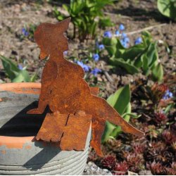 Badedame siddende p kant i jern med rustrd patina H:15 cm