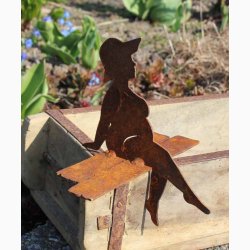 Badedame siddende p kant i jern med rustrd patina H:15 cm