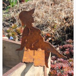 Badedame siddende p kant i jern med rustrd patina H:15 cm