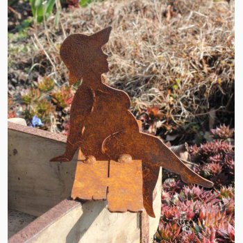 Badedame siddende p kant i jern med rustrd patina H:15 cm