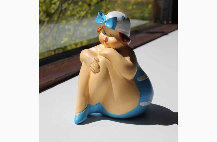 Badedame bl/hvid med krydset ben - figur