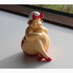 Badedame Rd/hvid med krydset ben - figur