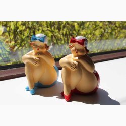 Badedame Rd/hvid med krydset ben - figur