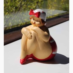 Badedame Rd/hvid med krydset ben - figur