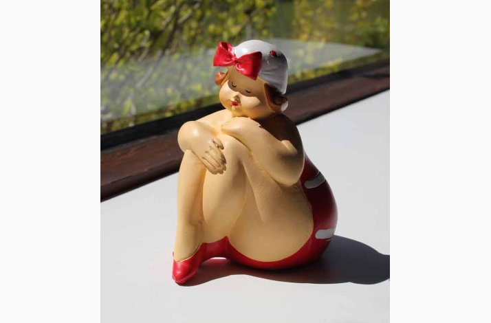 Badedame Rd/hvid med krydset ben - figur