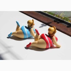 Badedame bl/hvid med hat liggende - figur