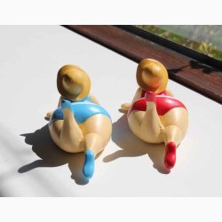 Badedame rd/hvid med hat liggende - figur