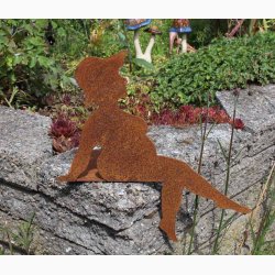 Badedame siddende p kant i jern med rustrd patina H:34 cm