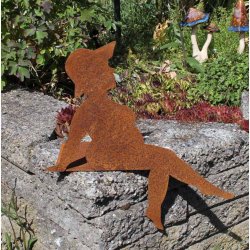 Badedame siddende p kant i jern med rustrd patina H:34 cm