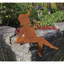 Badedame siddende p kant i jern med rustrd patina H:34 cm