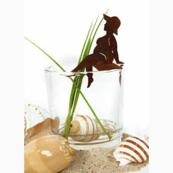 Badedame siddende p kant i jern med rustrd patina H:15 cm