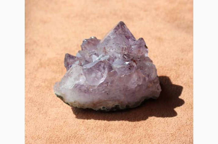 Ametyst klynge krystal B3 ( ca. L:5,2 cm, B:4,1 cm, H:3,4 cm)