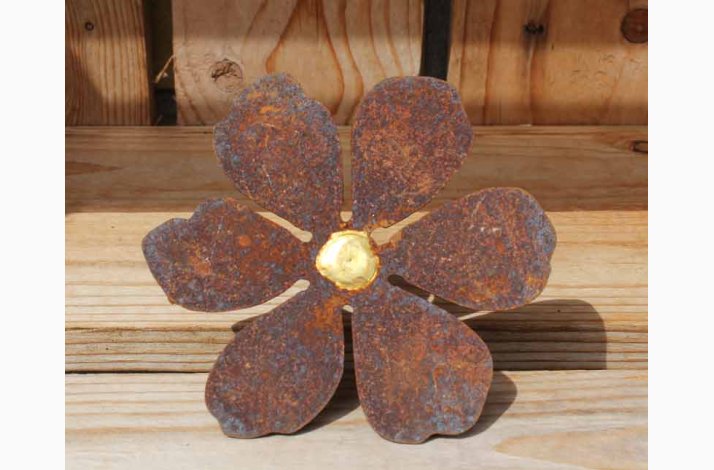 Vgkunst - (1 stk. Blomst) med guldfarvet blomsterknop (D: ca.10 cm) i jern med rustrd patina