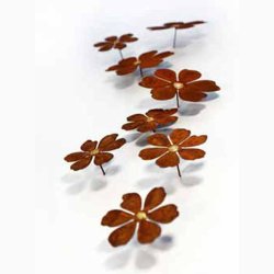 Vgkunst - (1 stk. Blomst) med guldfarvet blomsterknop (D: ca.10 cm) i jern med rustrd patina