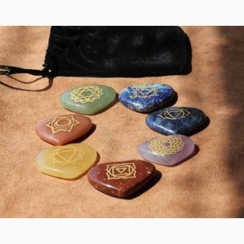 Chakra st med 7 hjerteformede sten i en fljlspose.