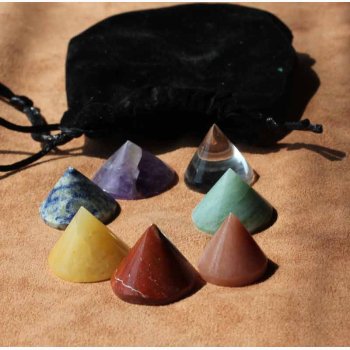 Chakra st med 7 kegleformet sten i en fljlspose.