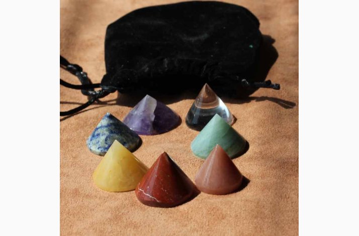 Chakra st med 7 kegleformet sten i en fljlspose.