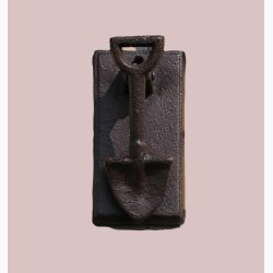 &#128736;&#65039; Drhammer med Spade i Stbejern  Klassisk haveinspiration, L: 5,5 x B :8,4 x H:16.2 cm