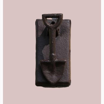 🛠️ Drhammer med Spade i Stbejern  Klassisk haveinspiration, L: 5,5 x B :8,4 x H:16.2 cm